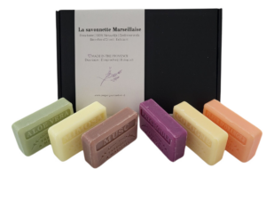 De zepen in de moederdag zeep cadeauset zijn verrijkt met sheaboter, een 100% plantaardige basis die de huid voedt, hydrateert, verzacht en beschermt. Leuk om te geven