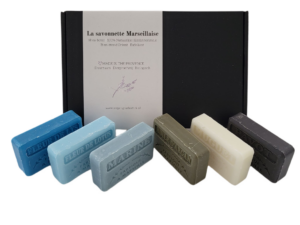 De set bevat de volgende heerlijke geuren: 6X 125 GRAM Fleur de lys Fleur de lotus Marine Pavot (opium) Huile d'argan Muguet